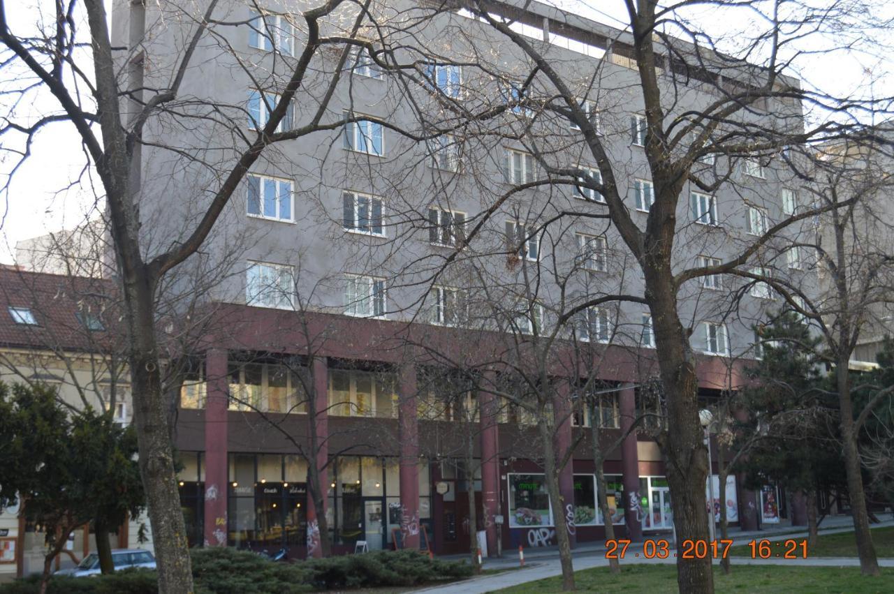 Apartment Accommodation Up To 17 Братислава Екстер'єр фото